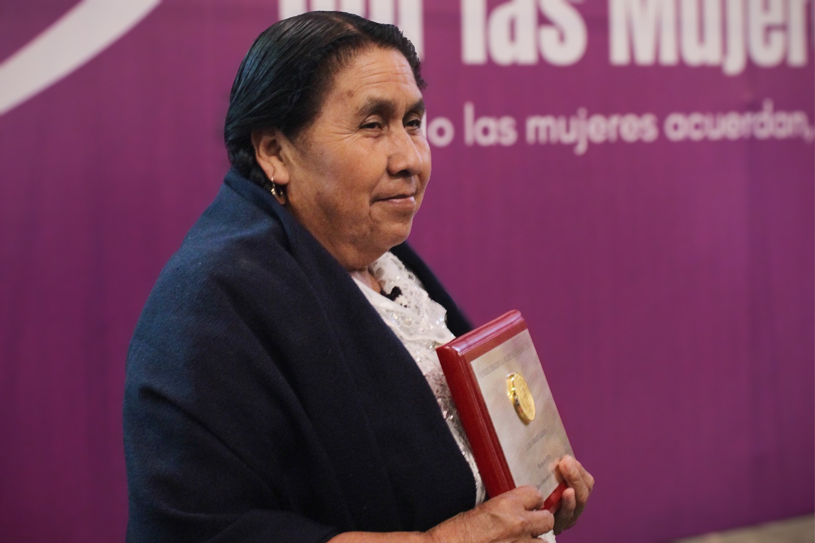 Entrada:DGVC RECONOCE Y FELICITA A JUANA BRAVO LÁZARO POR LA CONDECORACIÓN “LA MUJER MICHOACANA 2026”